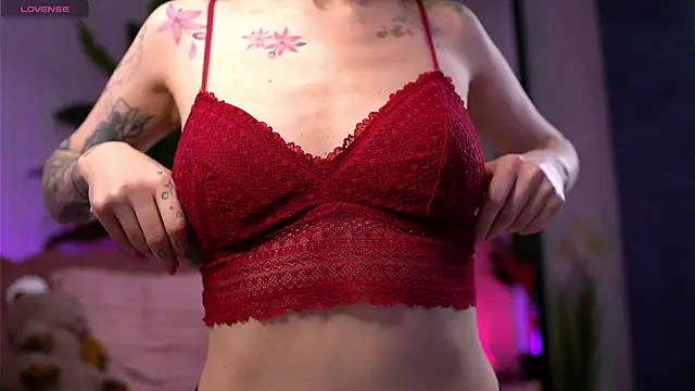 SerenaVelour online show from November 18, 2025, 11:46 am