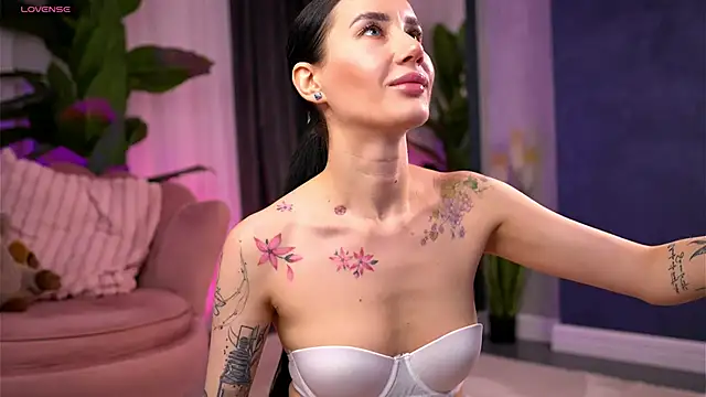 SerenaVelour online show from November 12, 2025, 11:03 am