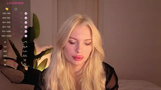 Snapshot of SweetCherryBlonde chatting on October 9, 2025, 8:37 am SweetCherryBlonde online show from October 9, 2025, 8:37 am