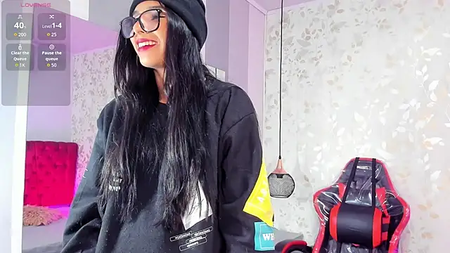 Luciaoregon online show from October 14, 2025, 2:07 pm