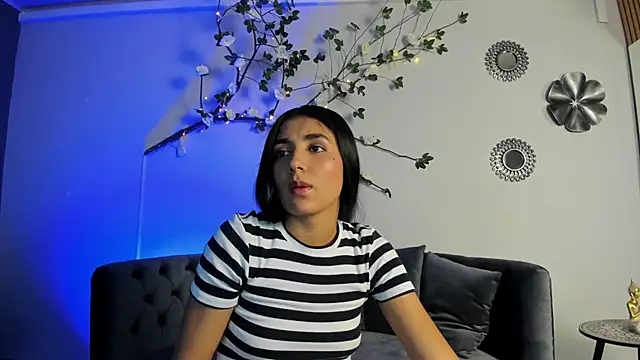 cloe taylor   online show from November 3, 2025, 8:01 pm