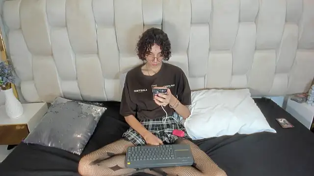 Snapshot of Scaarlett_22_ chatting on February 10, 2026, 4:11 am Scaarlett 22 online show from February 10, 2026, 4:11 am