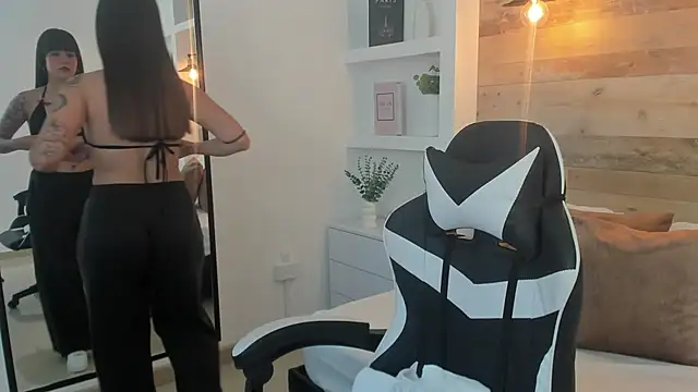 fiorella18  online show from November 19, 2025, 2:33 am