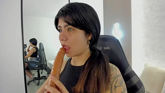 fiorella18  online show from November 15, 2025, 2:26 am