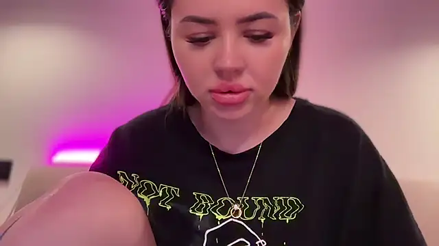 AlmaryKim online show from October 10, 2025, 8:42 pm