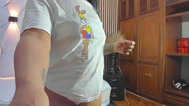 LucyAndBella online show from February 4, 2026, 10:38 pm