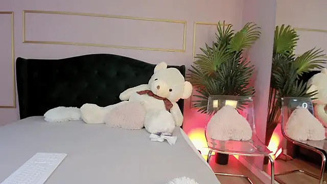 KirraWhite online show from October 9, 2025, 5:19 am