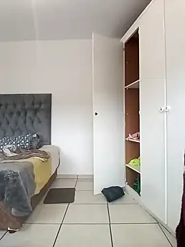 Snapshot of MissBubbles04 chatting on October 18, 2025, 5:09 am MissBubbles04 online show from October 18, 2025, 5:09 am