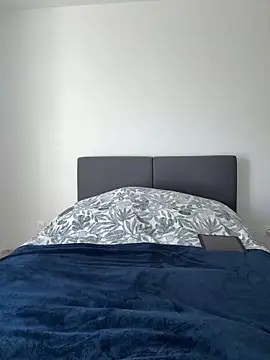 LaPetiteKim online show from April 18, 2026, 11:45 am