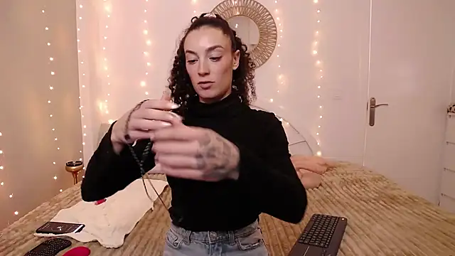 Martyca Beee online show from December 3, 2025, 1:43 pm