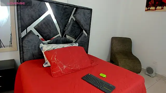 Snapshot of mia_fox4 chatting on November 18, 2025, 12:30 pm mia fox4 online show from November 18, 2025, 12:30 pm