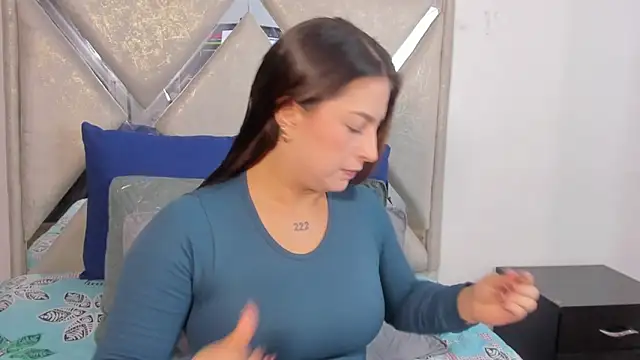 Snapshot of mia_fox4 chatting on October 29, 2025, 12:04 pm mia fox4 online show from October 29, 2025, 12:04 pm