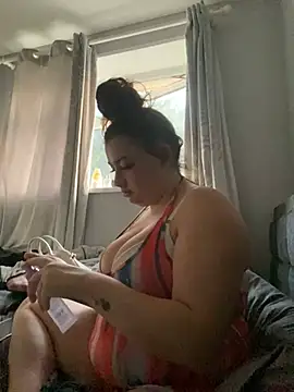 Snapshot of MadelineLeah chatting on July 5, 2026, 7:54 pm MadelineLeah online show from July 5, 2026, 7:54 pm