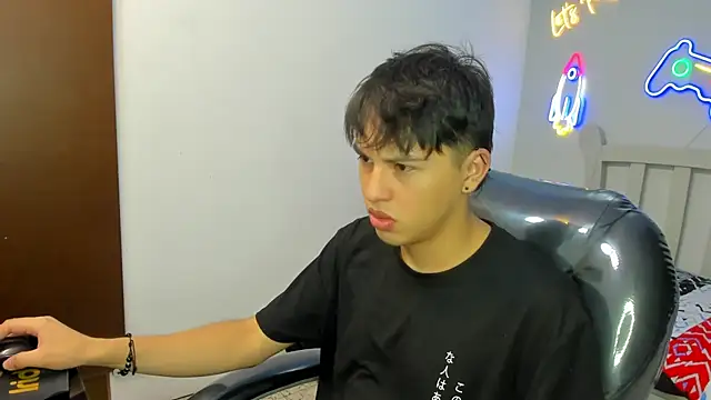 StiwenTwink online show from November 14, 2025, 2:10 pm