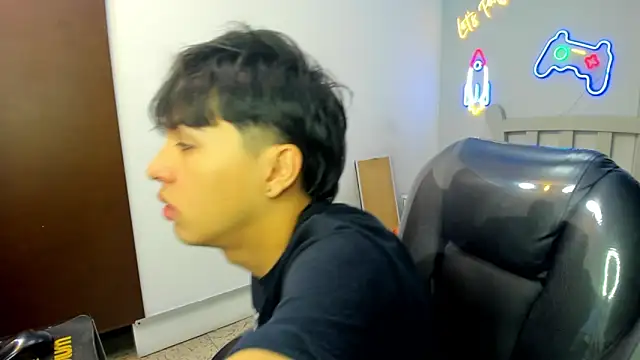 StiwenTwink online show from October 14, 2025, 1:23 pm