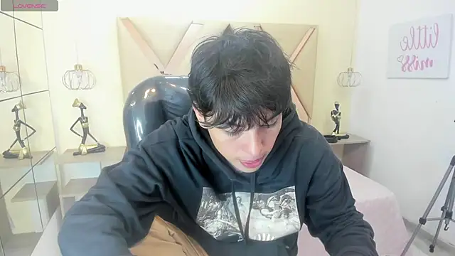 StiwenTwink online show from October 4, 2025, 1:56 pm