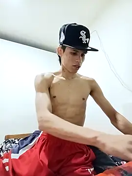 mazo18 online show from April 14, 2026, 10:37 pm