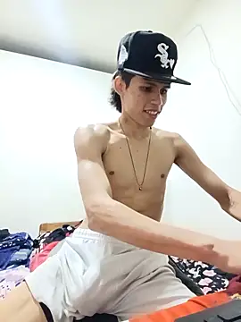 mazo18 online show from April 17, 2026, 12:46 am