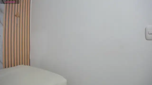 PiaGelvez online show from October 27, 2025, 8:32 pm