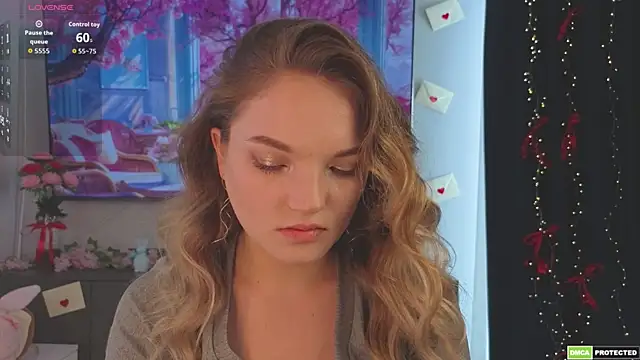 Snapshot of JulieLupo chatting on April 6, 2026, 6:47 am JulieLupo online show from April 6, 2026, 6:47 am