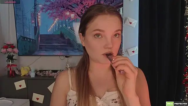 Snapshot of JulieLupo chatting on April 17, 2026, 7:11 am JulieLupo online show from April 17, 2026, 7:11 am