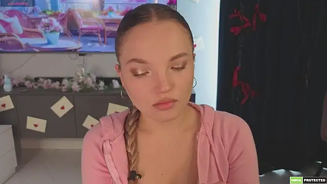 Snapshot of JulieLupo chatting on April 10, 2026, 6:42 am JulieLupo online show from April 10, 2026, 6:42 am