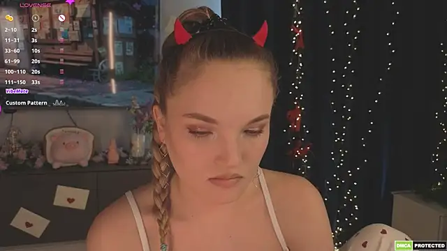 Snapshot of JulieLupo chatting on April 15, 2026, 7:03 am JulieLupo online show from April 15, 2026, 7:03 am