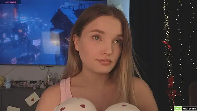 Snapshot of JulieLupo chatting on April 16, 2026, 6:58 am JulieLupo online show from April 16, 2026, 6:58 am