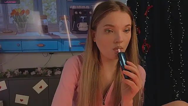 Snapshot of JulieLupo chatting on March 22, 2026, 7:32 am JulieLupo online show from March 22, 2026, 7:32 am