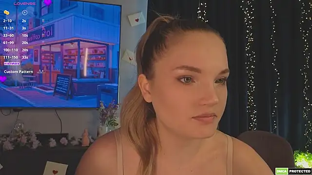 Snapshot of JulieLupo chatting on April 14, 2026, 6:40 am JulieLupo online show from April 14, 2026, 6:40 am