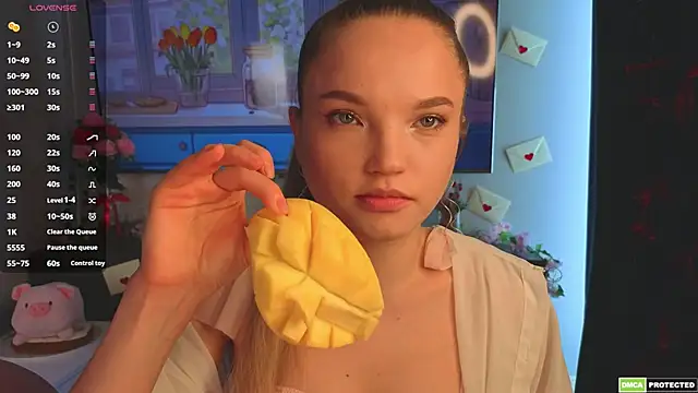 Snapshot of JulieLupo chatting on April 3, 2026, 6:31 am JulieLupo online show from April 3, 2026, 6:31 am