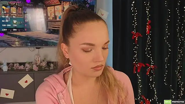 Snapshot of JulieLupo chatting on April 11, 2026, 6:54 am JulieLupo online show from April 11, 2026, 6:54 am