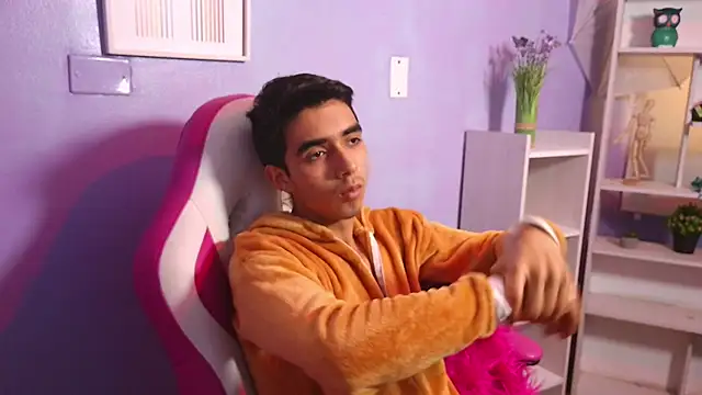 Hottie Guy online show from October 24, 2025, 6:18 pm