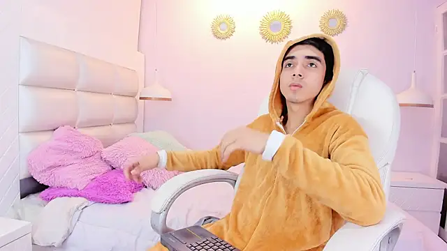 Hottie Guy online show from November 14, 2025, 5:49 pm