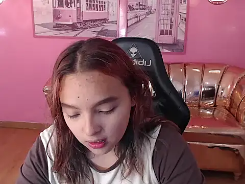 mia foster t online show from October 3, 2025, 1:12 pm