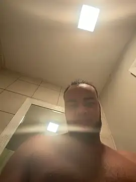 Snapshot of familia0210 chatting on March 4, 2026, 11:45 pm familia0210 online show from March 4, 2026, 11:45 pm