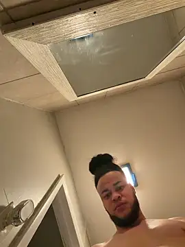 Snapshot of familia0210 chatting on February 24, 2026, 12:33 am familia0210 online show from February 24, 2026, 12:33 am