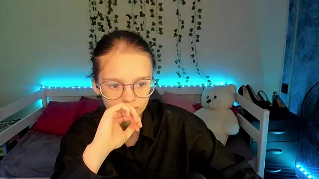 shy elina01 online show from October 4, 2025, 10:06 am