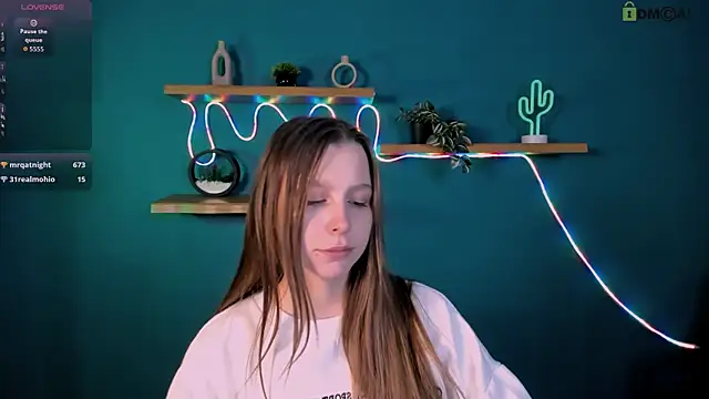 esme moore  online show from November 27, 2025, 11:43 am