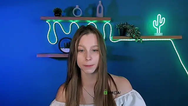 esme moore  online show from October 9, 2025, 8:48 am