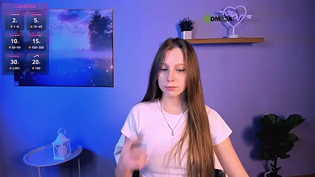 esme moore  online show from November 14, 2025, 7:50 pm