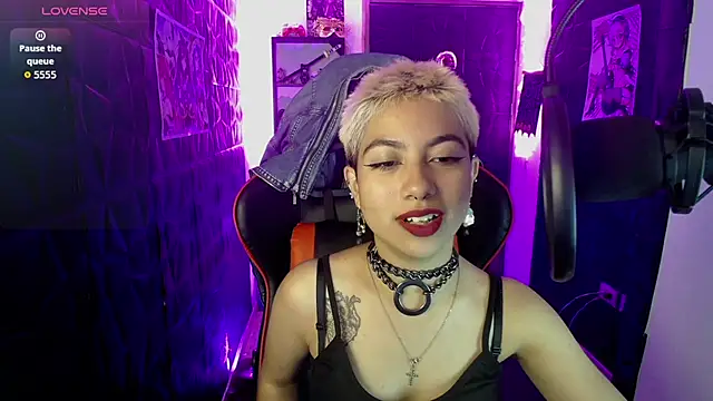 lunarichy22 online show from December 4, 2025, 9:03 pm