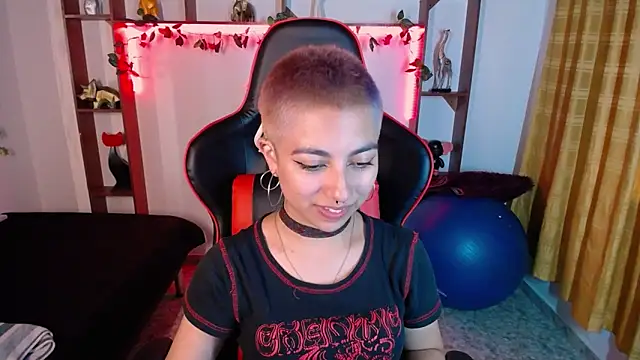 lunarichy22 online show from November 5, 2025, 8:23 pm