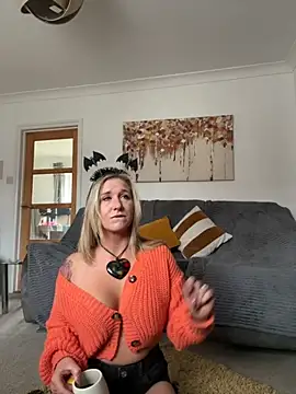 MimiMaee online show from October 14, 2025, 1:01 pm