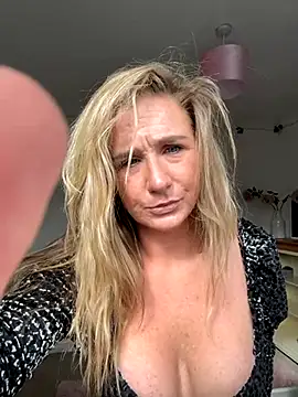 MimiMaee online show from October 9, 2025, 11:44 am