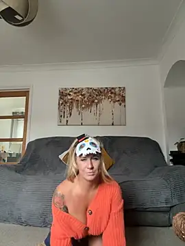 MimiMaee online show from October 13, 2025, 12:07 pm