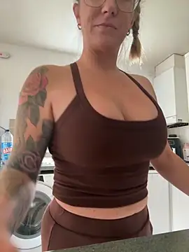 MimiMaee online show from October 19, 2025, 8:39 am