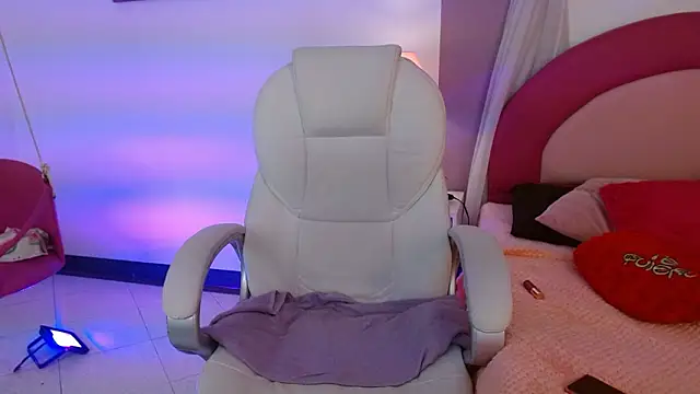 Suzy1  online show from March 8, 2026, 7:39 pm