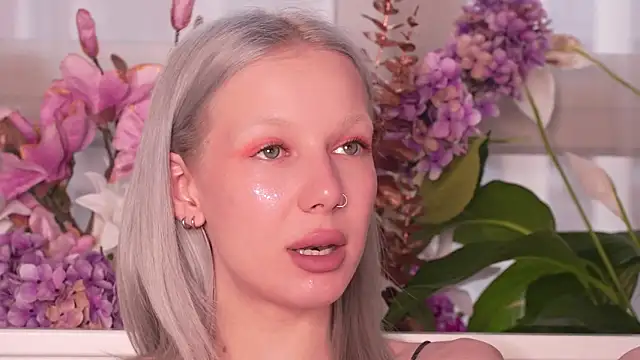 RanyThomson online show from November 10, 2025, 2:22 pm