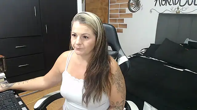 perlagoloza05 online show from November 14, 2025, 3:21 am